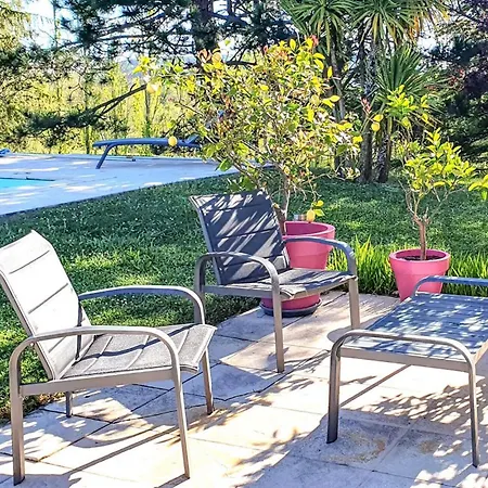 2 Bedroom Cozy In Hébergement de vacances *