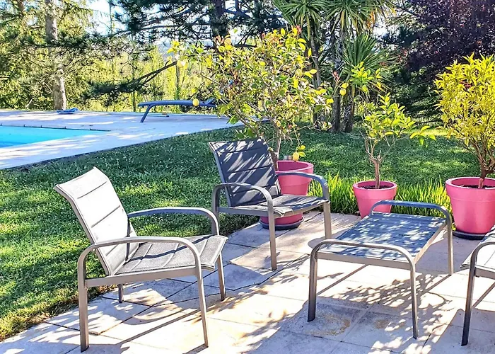 2 Bedroom Cozy In Hébergement de vacances *