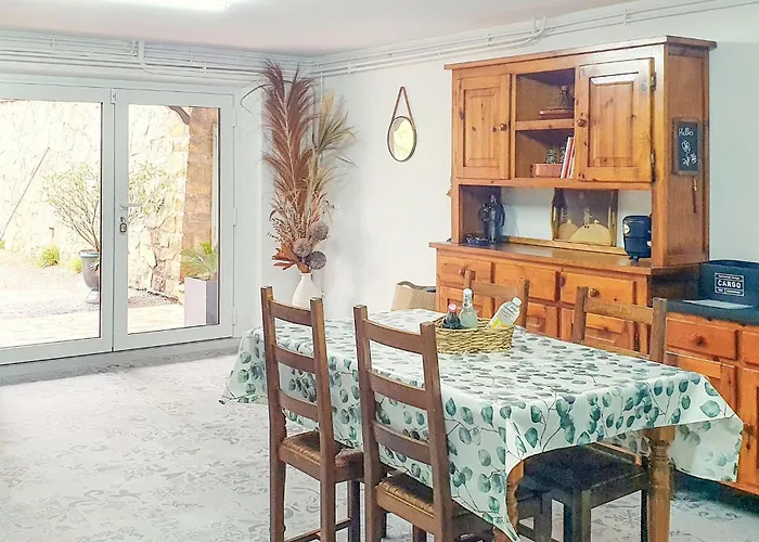 2 Bedroom Cozy In Hébergement de vacances *